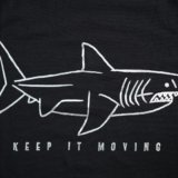 カナダのold navyで買ったサメのTシャツ