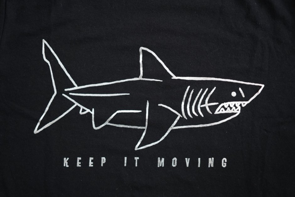 カナダのold navyで買ったサメのTシャツ