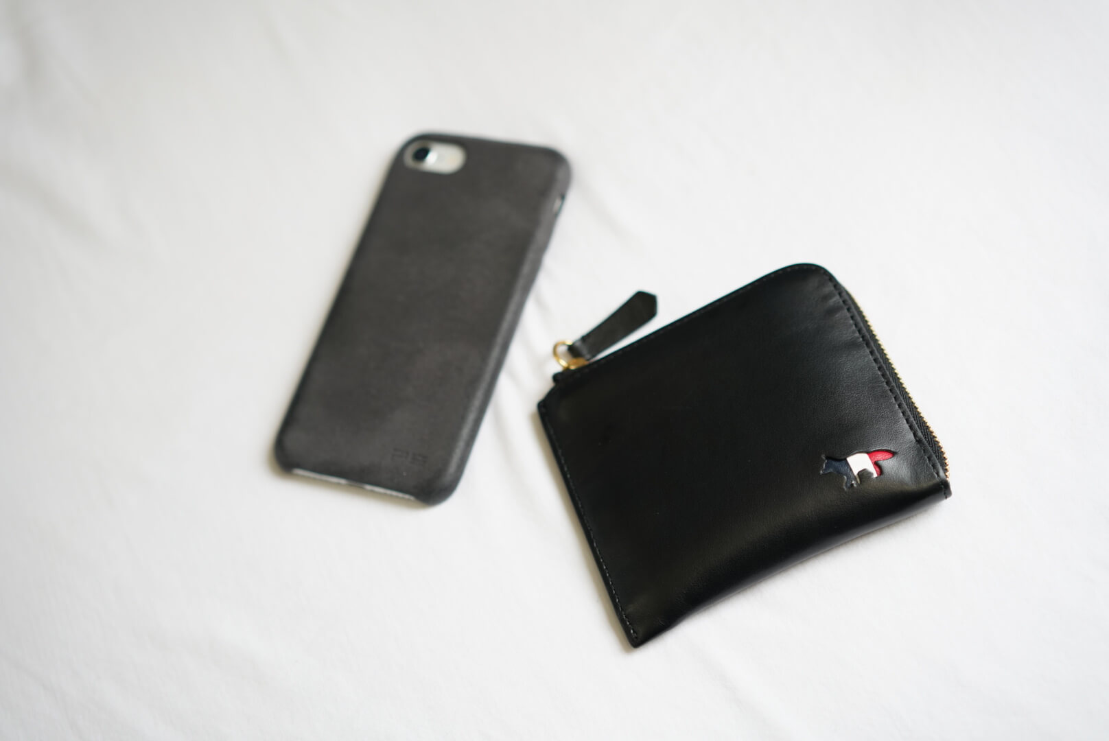maison kitsuneの財布とiPhoneの比較
